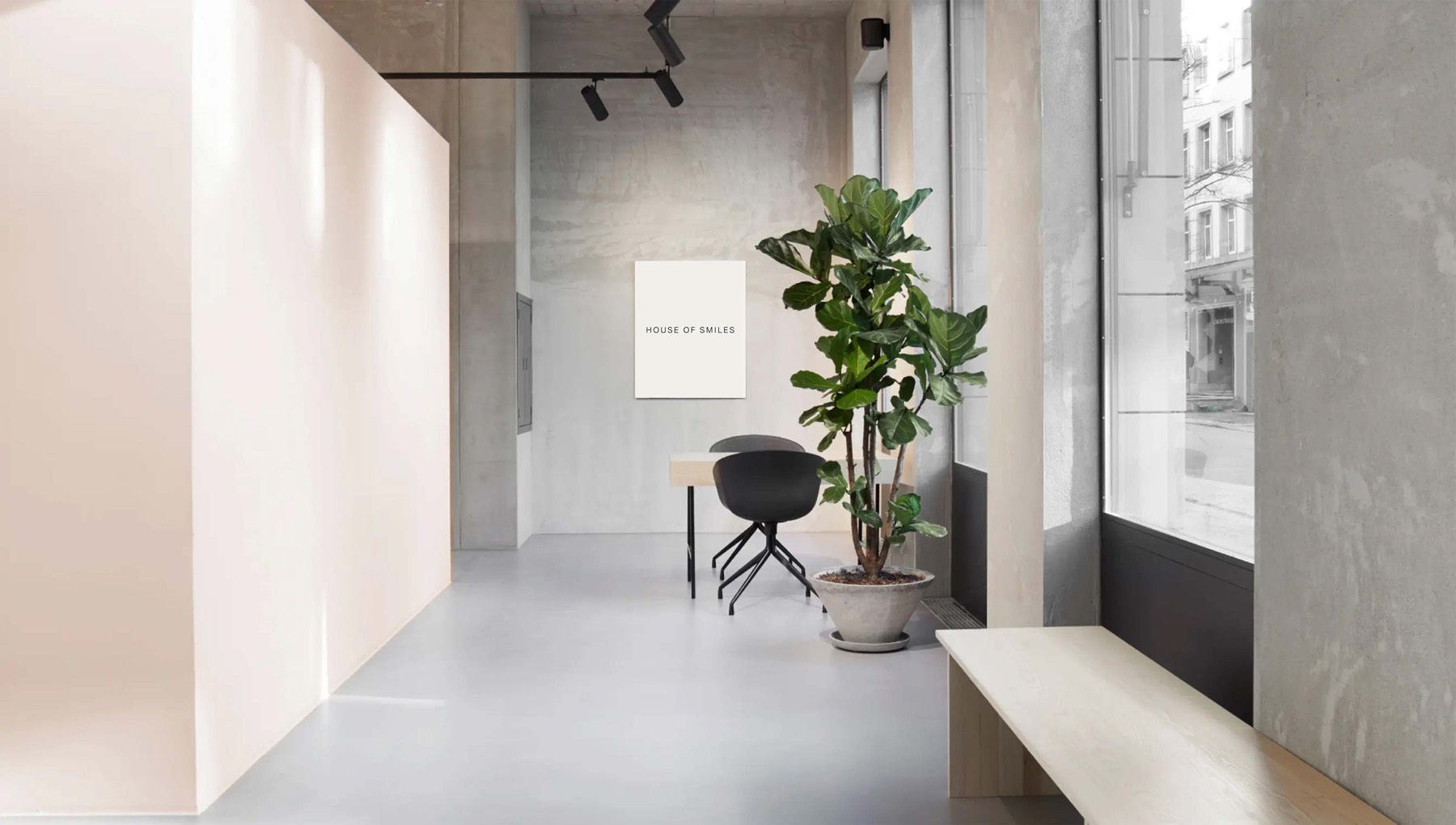 Praxisräume von House of Smiles mit Blick auf die Löwenstrasse in Zürich